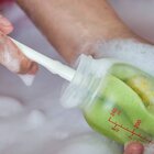 Poznaj wymowę Washing baby feeding bottles with a professional brush and bottle cleaners. Bottle washing is a very important element in the care and safety of babies.