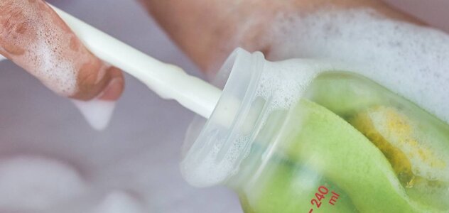Poznaj wymowę Washing baby feeding bottles with a professional brush and bottle cleaners. Bottle washing is a very important element in the care and safety of babies.